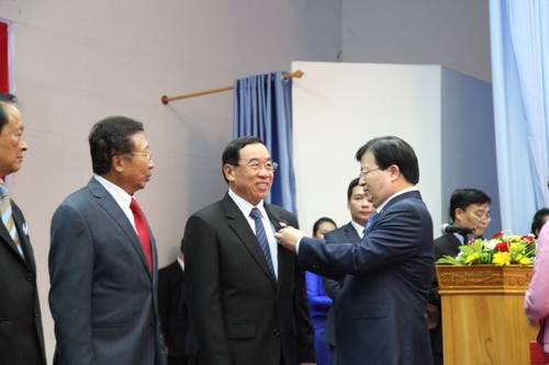 Vietnam überreicht Unabhängigkeitsorden an laotisches Ministerium für Transport - ảnh 1